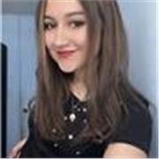 Profesora de inglés imparte clases a niños de nivel primaria a secundaria