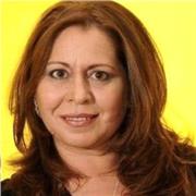 Profesora de inglés para adultos abarcando tanto inglés general como inglés de negocios o por viajes