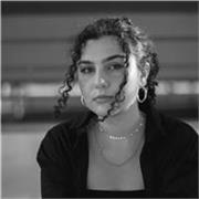 Profesora de diseño gráfico, con enfoque en desarrollo de concepto y aplicación a proyectos creativos. 