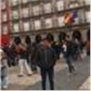 Entrenador personal, enseyando y fomentando al entrenamiento con el peso corporal