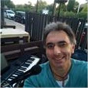 Musicista, esperienza trentennale, impartisce lezioni di piano moderno: pop, blues, swing. Anche a cantanti che vogliono accompagnarsi da soli durante la performance. Programmi personalizzati