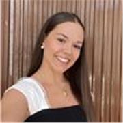 Soy una chica especializada en administración. He realizado un voluntariado y me encantan los niños. Enseñarles y cuidarle 