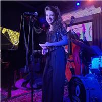 Laureata in canto jazz al conservatorio di bologna offre lezioni di canto moderno e jazz e pianoforte