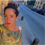 Me considero una persona apasionada y empática, disfruto enseñando con técnicas de aprendizaje divertidas y amenas. Se me dan bien los niños y conozco tanto de ciencias, como de arte e historia