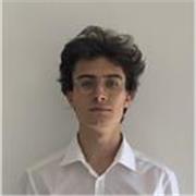 Studente laureato in economia impartisce lezioni in economia a studenti universitari in triennale o delle superiori