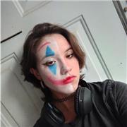 Soy estudiante de artes plásticas en bachillerato y haría de profesora para primaria y ESO.