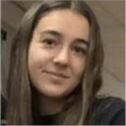 Estudiante de universidad, que ha cursado tanto la ESO como bachillerato de ciencias sociales, creativa y carismática. 