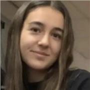 Estudiante de universidad, que ha cursado tanto la ESO como bachillerato de ciencias sociales, creativa y carismática.
