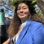 Mi chiamo Alessandra, sono laureata in discipline delle arti, della musica e dello spettacolo. 
Amo l'arte in ogni sua forma sin da quando sono piccola.