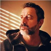 Basta lezioni noiose. Imparare è facile quando sembra una chiacchierata tra amici.