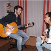 Gitarrenlehrer und Musiker mit Master Abschluss bietet Gitarrenunterricht für Anfänger und Fortgeschrittene