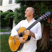 Docente di chitarra classica e moderna impartisce lezioni a bambini e ragazzi