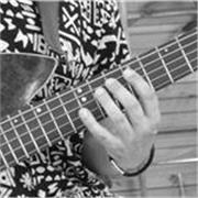 Bassiste professionnel en activité depuis 35 ans et enseignant depuis 25 ans. Ces 25 années d’enseignements m’ont permis de concevoir la formation que je dispense à mes élèves, de façon, que quels que soient le style de musique pratiqué par l’élève (funk,