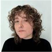 Titulada en CAE Advanced Cambridge ofrece clases a niveles básicos e intermedios.