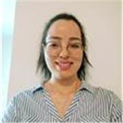 Professeure de français donne des cours aux élèves du primaire, collège et lycée.