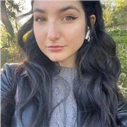 Studentessa di medicina impartisce lezioni di biologia a studenti delle elementari, medie e superiori