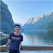 Soy Javi y estudio 4° de Bioquímica. Ofrezco clases de matemáticas para nivel ESO o bachillerato