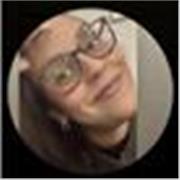 Profesora de matemáticas imparte clases a niños y adolescentes