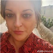 Me defino cómo una persona muy organizada y disciplinada con un amplio conocimiento en humanidades en general. Me encantaría poder ayudar a quienes lo necesitaran.