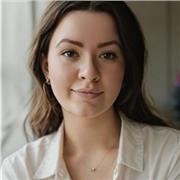 Medizin Studentin für englische und deutsche online Nachhilfe
