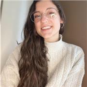 Estudiante en Academia Jukebox que da repaso a niños de lenguaje musical y piano básico