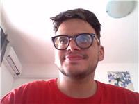Ragazzo che da ripetizioni d'informatica a persone che ne hanno bisogno