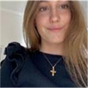 Niña de 18 años estudiando Primero de carrera con el ferst 