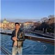 Soy profesor de inglés con un nivel C2, llevo dando clases de inglés tres años y también he dado clases de árabe y español