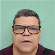 Professor de Língua Portuguesa, com ênfase em produção textual, ensina jovens e adultos