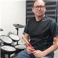 Profesor de batería dicta clases de ritmos latinos