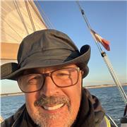 Ancien militaire, informaticien, formateur voile, je transmets l'apprentissage de la voile avec enthousiasme sur mon voilier.