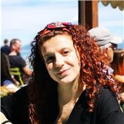 Laurea in lingue e letterature straniere, due anni di insegnamento di lingue straniere in una scuola superiore e anni di ripetizioni