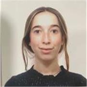 Estudiante universitaria con experiencia, tratando a niños de primaria 