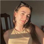 Me defino como una persona creativa y paciente. Puedo dar clases a personas de todas las edades y niveles, desde principiantes a avanzados