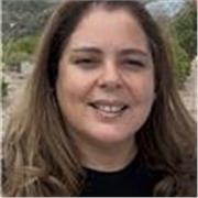 Profesor de español imparte clases de Química a niños y adolescentes