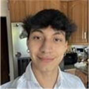 Joven imparte clases de matemáticas a alumnos de ESO