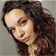 Docente di storia dell'arte impartisce lezioni per ragazzi delle scuile medie e liceo