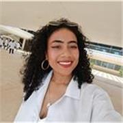 Profesora de apoyo en clases de química básica