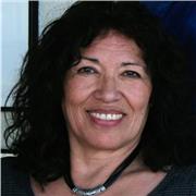 Profesora de Artes Visuales, dicto clases de Dibujo Artístico con el hemisferio derecho, técnicas de pintura y clases de historia a jóvenes y adultos