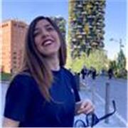 Laureata in Studi Letterari e Filosofici impartisce lezioni di italiano, letteratura italiana, filosofia, storia, storia dell'arte