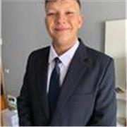 profesor imparte clases de historia para niños de cualquier edad