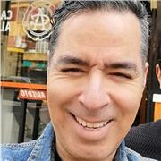 Profesor de español dicta cursos a personas de todas las edades