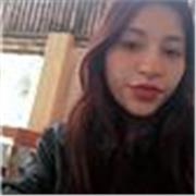 Profesora de inglés imparte clases a niños