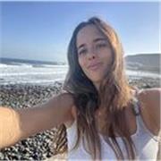 Soy bilingüe ya que hablo inglés desde los 2 años y estudié casi toda mi adolescencia en el British School.  