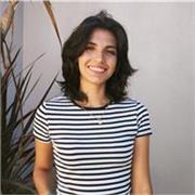 Profesora de inglés imparte clases a niños y adolescentes