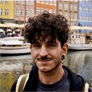 Laureato in Fisica impartisce lezioni di Fisica I e II e matematica