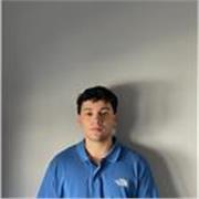 Profesor de Geografía e Historia, Máster Universitario en Formación del Profesorado en Enseñanza Secundaria. De Mérida.