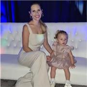 Instructor de yoga y nutricionista ayurveda ofrece clases de yoga para adultos y niños