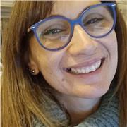 Cerchi una maestra di canto che ti faccia sentire sicuro e pronto per un live set?
Contattami