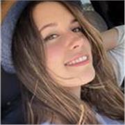 Con más de 8 años trabajando en el sector, me he especializado en distintas tareas dentro del mundo del diseño gráfico; packaging, y preparación de artes finales para imprenta. Hay mucha parte técnica que no se enseña en las universidades que debería comp